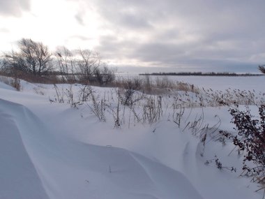 Irtysh Nehri üzerinde kış sabahı, Omsk bölgesi, Sibirya, Rusya                              