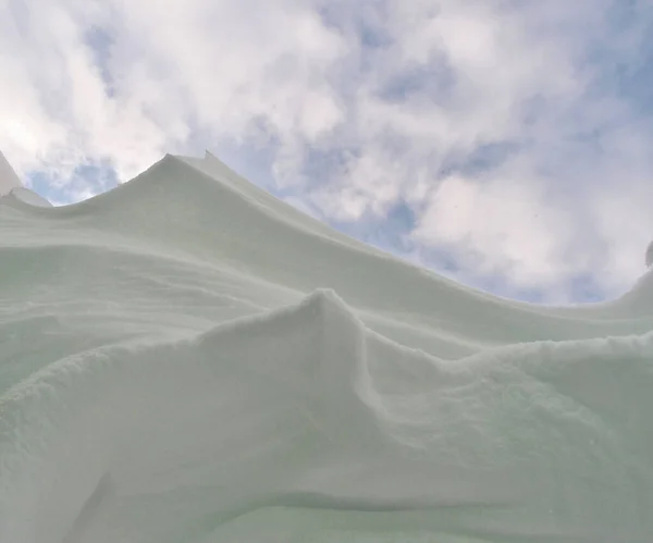 Big Snowbank Background Blue Sky Clouds Omsk Region Siberia Russia — Stock Photo, Image