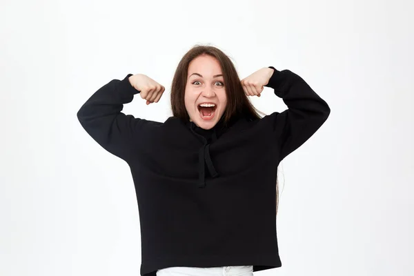 Çift pazı ayakta siyah bir sweatshirt güzel bir genç esmer kadın stüdyo çekim beyaz arka plan üzerinde poz. — Stok fotoğraf