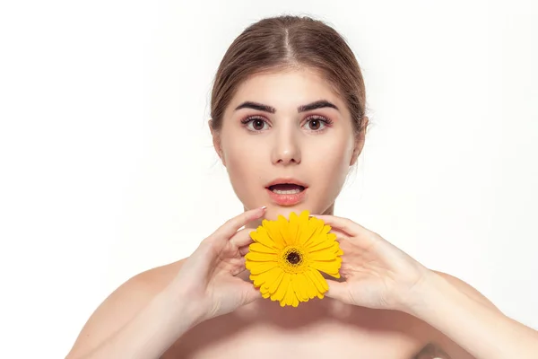 Retrato de cerca de una hermosa joven con flor amarilla aislada sobre fondo blanco . — Foto de Stock