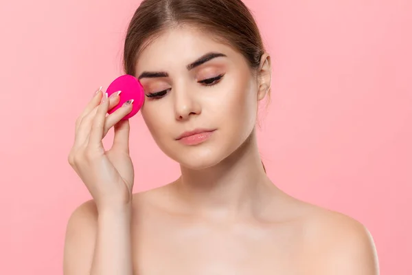 Güzel model pamuk süngeri yüze yakın tutar.