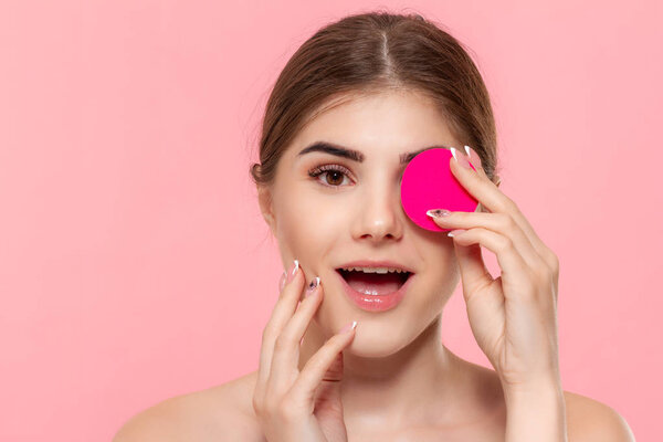 Красивая модель яблок косметический продукт к коже с розовой губкой хлопка
.