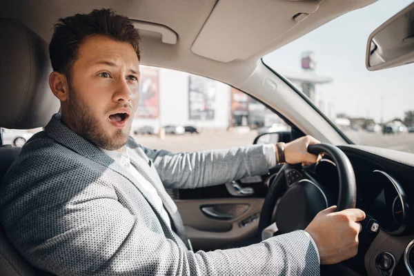 Genç sürücü sar kazaya neden olabilir tehlikeli trafik durumu nedeniyle korkmuş görünüyor.