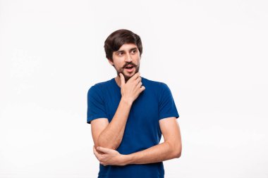 Mavi gömlekli düşünceli yakışıklı brunet adam beyaz arka plan üzerinde izole ayakta bir el yakın tutmak iyi bir fikir yansıtır.