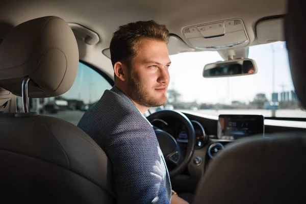 Retrato de un hombre de negocios guapo feliz conduciendo coche . — Foto de Stock