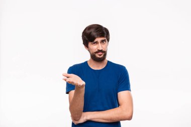 İyi görünümlü sakallı brunet adam mavi gömlek kollarını göğsüne katlanmış tutan ve şüpheci duygu beyaz arka plan üzerinde izole ayakta ile havada bir el atma.