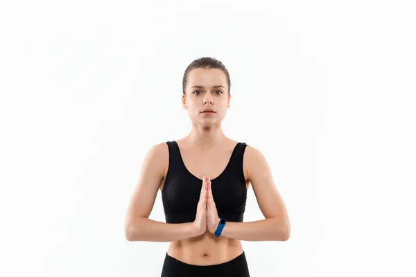 Joven mujer rubia deportiva en una ropa deportiva negro relajante después de hacer ejercicio aislado sobre fondo blanco . — Foto de Stock
