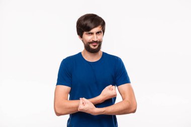 Komik iyi görünümlü brunet sakallı adam beyaz arka plan üzerinde izole ayakta pazı gösteren mavi gömlek bıyıklı. Güçlü olma arzusu. 