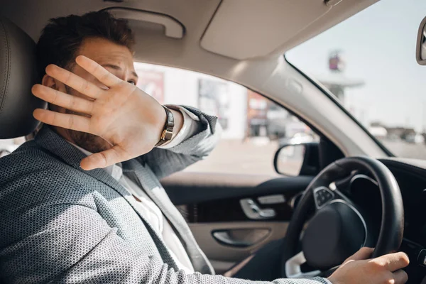 Joven conductor esconde su cara y se ve asustado debido a la peligrosa situación de tráfico que podría causar accidente sar . — Foto de Stock