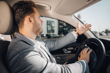 Trafik sıkışıklığındaki kızgın sürücü kurcaladığını ve arabasını niçin serbest bırakacayacını. Geç kalma