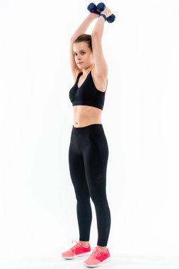 Siyah spor giyim genç sportif sarışın kadın beyaz arka plan üzerinde izole el ağırlıkları ile egzersiz.