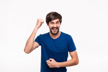 Mavi gömlek bıyıklı genç brunet sakallı adam kollarını beyaz arka plan üzerinde izole duran şans jest ifade poz.