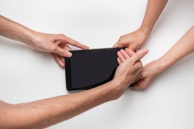 Masanın üzerinde erkek ve kadın ellerin üst görünümü kadar yakın, güçlü iş ilişkileri planlama, saygı gösteren. Başarılı anlaşma güçlü ortaklık kavramı.