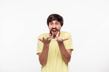 Oldukça brunet sakallı adam stresli olur çünkü kablolu telefonsesleri birbirine dolanmış. Kablosuz kulaklık alma zamanı.