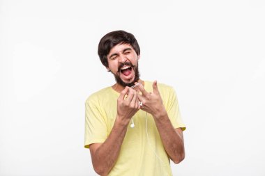 Yakışıklı brunet sakallı adam sinirlenir çünkü kablolu telefonlarını dolaşmış var.