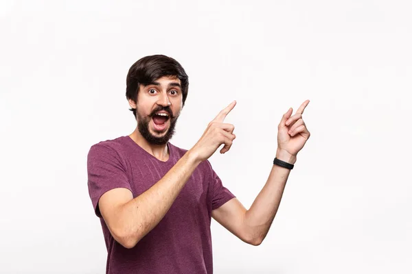 Stilig Brunet man i en lila skjorta med skägg och mustascher pekar med fingrarna till höger sida står isolerade över vit bakgrund. Plats för produkt och annons. — Stockfoto