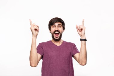 Sakallı mor gömlekli heyecanlı brunet adam ve bıyıkları parmaklarıyla beyaz arka plan üzerinde izole ayakta işaret. Ürün ve reklam yeri.