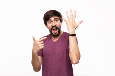 Akıllı saatleri işaret eden bıyıklı heyecanlı brunet sakallı adam. Günlük yaşamda modern teknolojileri kullanma.