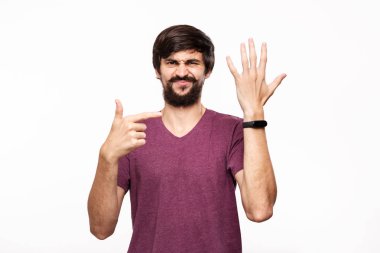 Akıllı saatleri gösteren bıyıklı şüpheci brunet sakallı adam. Günlük yaşamda modern teknolojileri kullanma.