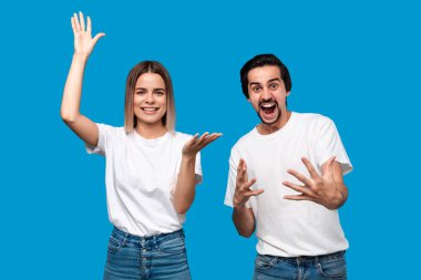 Duygusal çift başarı jestifade. Genç sarışın kadın ve beyaz tişörtler ve mavi kot pantolon bıyıklı sakallı adam kazanan.