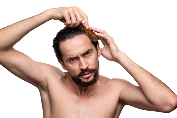 Berjenggot tampan dengan kumis menyisir rambut berdiri telanjang terisolasi di atas latar belakang putih. Konsep pengobatan pagi. Pagi rutin — Stok Foto