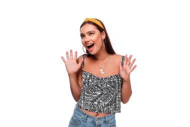 Kafasında kolsuz tişört ve kot pantolonuyla beyaz arka planda tek başına duran Afro-Amerikan gençliği heyecanlıydı. Reklam için yer