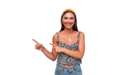 Saç bandı takmış, kolsuz tişörtlü ve kotlu Afro-Amerikalı bir genç beyaz arka planda tek başına duran bir çerçevenin sol tarafındaki boş yeri işaret ediyor. Reklam alanını kopyala.