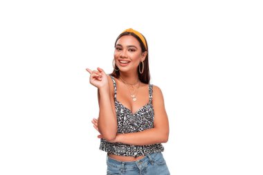 Saç bandı takmış, kolsuz tişörtlü ve kot pantolonlu, beyaz arka planda soyutlanmış bir şekilde parmağını sallayan Afro-Amerikalı bir genç. Reklam için yer var. Azarlama kavramı.