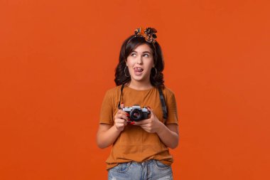 Düşünceli esmer kadın retro film kamerasıyla ne çekeceği hakkında ilginç bir fikri var..