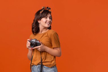 Heyecanlı esmer kadın kamerasıyla çekim yapmaktan mutlu..