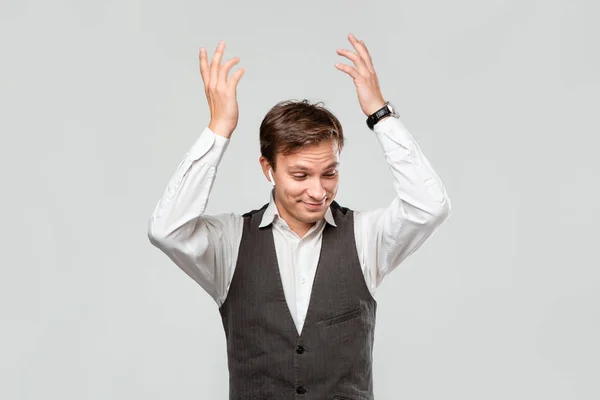 Joven hombre de negocios con camisa blanca y chaleco gris encogiéndose de hombros expresando emoción de confusión . — Foto de Stock