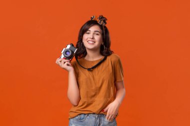 Mutlu esmer kadın kamerasıyla çekmekten mutlu..