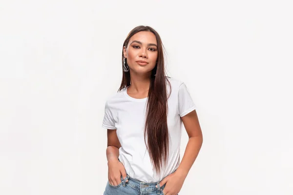 Hermosa adolescente afroamericana en una camiseta blanca y vaqueros azules aislados sobre fondo blanco . —  Fotos de Stock