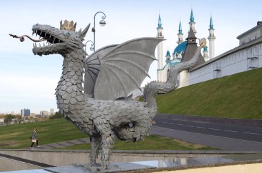 Zilant kazan Metal heykel Kremlin arka planı. Rusya Ekim 2018