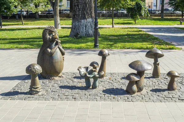 トゥーラのクレムリン広場にある彫刻 キノコの草原のハリネズミ ロシア 2019年8月 — ストック写真