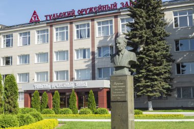 Tula şehri. Tula silah fabrikasının binasında çilingir-şifacı Gennady Alexandrovich Puşkin anıtı. Rusya Ağustos 2019