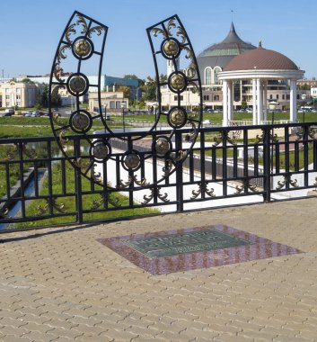 Tula şehri. Bir rotunda ve silah müzesinin arka planında bir at nalı anıtı. Rusya Ağustos 2019