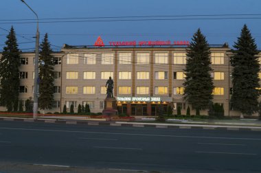 Tula şehri. Gün batımında Tula silah fabrikasının binasında Büyük Peter Anıtı. Rusya Ağustos 2019