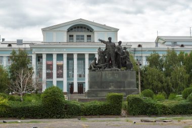 Tsaritsyn Operası önünde Kızıl Tsaritsyn 'i savunan kahramanların anıtı. Volgograd şehri. Rusya, Ağustos 2020