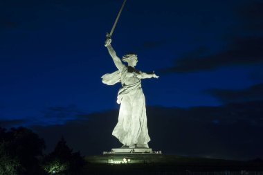 Volgograd 'da. Mamaev Kurgan. Anavatan geceleri anıta seslenir. Rusya Ağustos 2020
