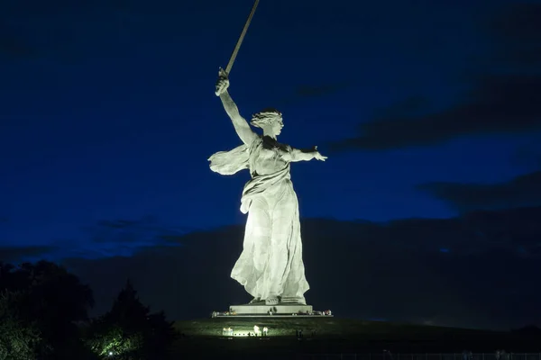伏尔加格勒Mamaev Kurgan 祖国号在夜间呼叫纪念碑 俄罗斯2020年8月 — 图库照片