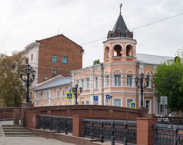 石造りの橋とアレクサンドリア孤児院の建物 ヴォロネジ ロシア2020年9月 — ストック写真