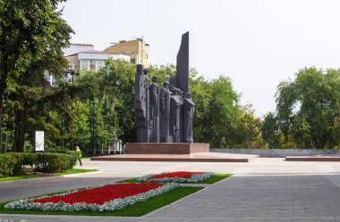 Zafer Meydanı anıtı kompleksinin heykel kompozisyonu ve sonsuz alev. Voronezh şehri. Rusya Eylül 2020