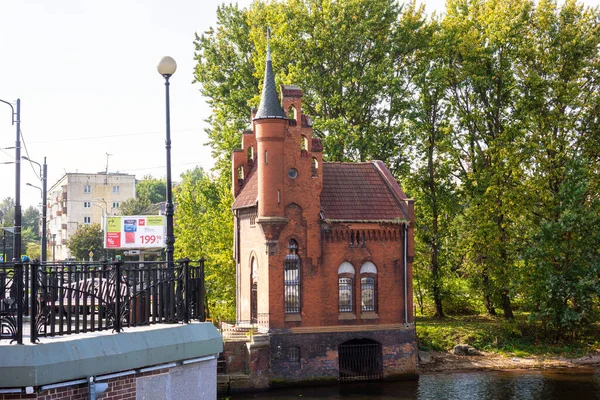 Haus Des Hausmeisters Der Hochbrücke Frühherbst Kaliningrad Russlandseptember 2020 — Stockfoto