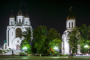 Kurtarıcı İsa Katedrali ve Peter ve Fevronia Şapeli. Zafer meydanı. Gece kenti Kalininingrad. Rusya Eylül 2020