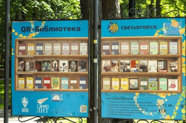 Svetlogorsk şehri. Mobil QR kütüphanesi. Rusya Eylül 2020