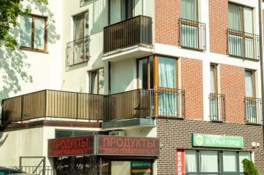 Svetlogorsk tatil köyü (eski Alman Rauschen). Dükkanı ve emlakçısı olan bir apartman. Rusya Eylül 2020