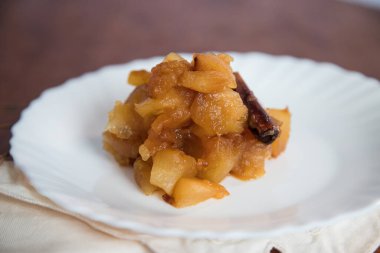 Tahta masada karamelize edilmiş elma tatlısı. Fırında mı yoksa tarçınlı elmalı mı?.