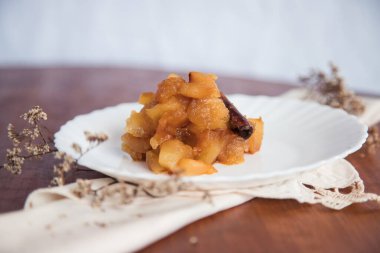 Tahta masada karamelize edilmiş elma tatlısı. Fırında mı yoksa tarçınlı elmalı mı?.