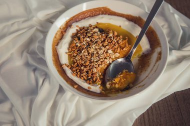 Kırsal ahşap arka planda lezzetli ve sağlıklı bir meyve suyu kasesi. Üst görünüm ve kopyalama alanı.